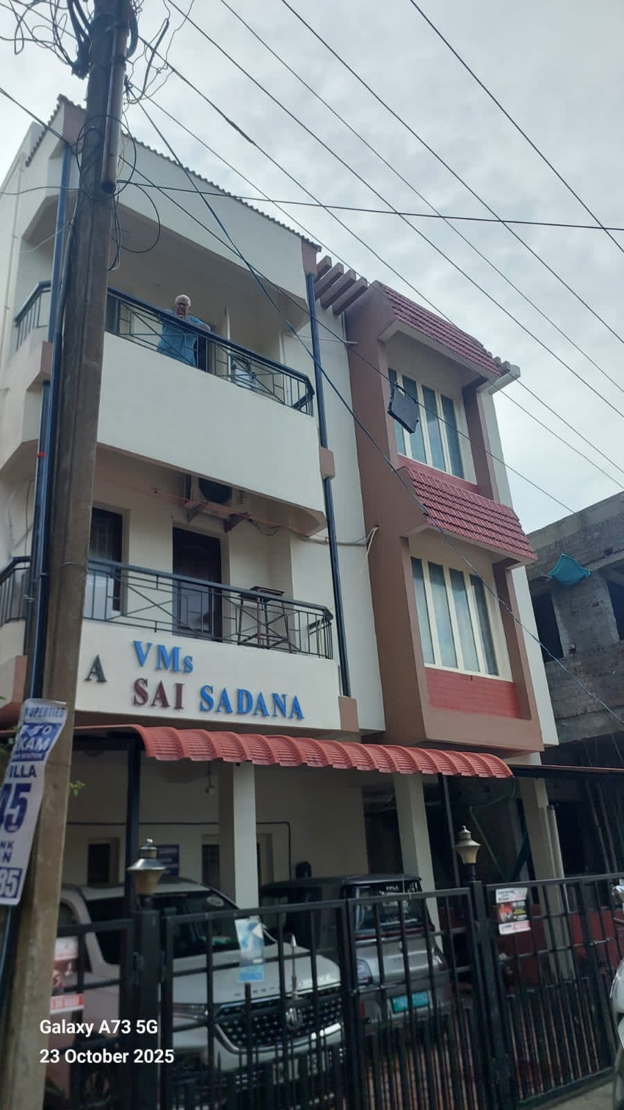 SAI SADANA 
2 BHK I 2 Bathrooms I Balcony View I Spacious Kitchen I
Prime Locaation I
Coverd Parking I
Metro Water Facility